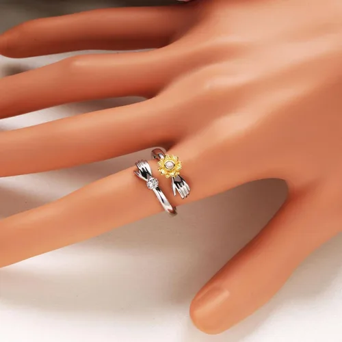 Vista 3 de Anillo de plata giratorio de girasol ajustable con diamantes y simple banda para abrazar a dos manos