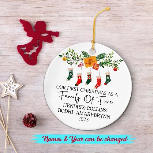 Vista 2 de Adorno de cerámica personalizado de cinco medias con nombres y año personalizados, nuestra primera Navidad como familia de cinco, nuestros primeros