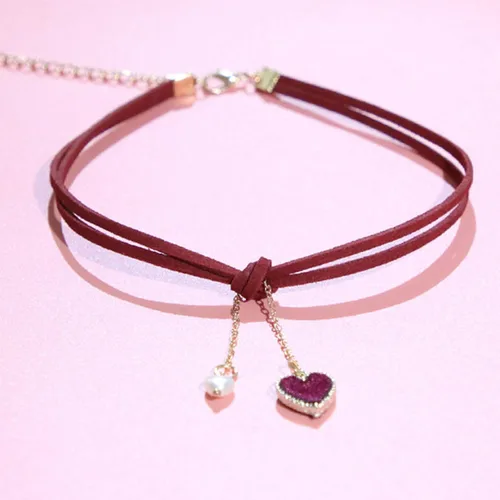 Vista 5 de YienDoo Gargantilla gótica de terciopelo con corazón rojo, gargantilla con colgante de corazón de amor rojo, collar con colgante de perlas punk