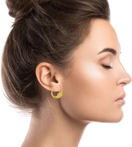 Vista 2 de Aretes de aro de oro amarillo de 14 quilates con múltiples formas de cierre con bisagras, alas y corazón, paloma y querubín, aretes de oro macizo