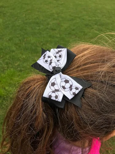 Vista 5 de Sportybella - Juego de accesorios para el cabello de fútbol: adorables impresiones de balón de fútbol en blanco y negro, lazos para el cabello