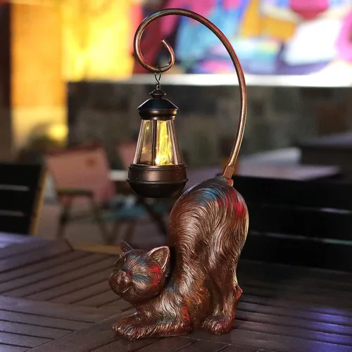 Vista 4 de Figura de gato riendo con luz LED alimentada por energía solar, 15.7 pulgadas de alto en bronce antiguo, perfecta para regalo, decoración de jardín
