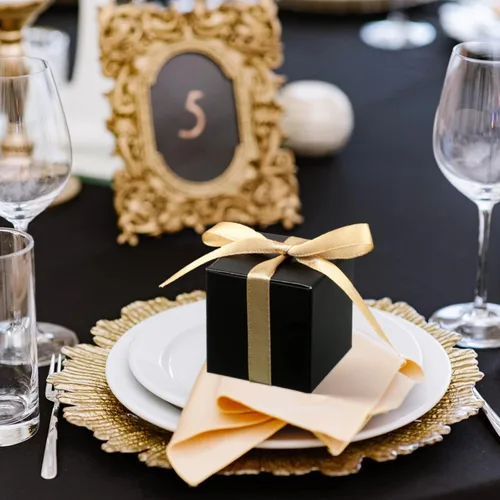 Vista 6 de Jutom 100 mini cajas de regalo, cajas de dulces extra pequeñas de papel con cinta dorada para el día de San Valentín, cumpleaños, boda, aniversario