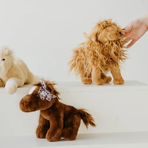 Vista 3 de The Petting Zoo Highland Cow Peluche de peluche, regalos para niños, animales salvajes Onez salvaje, juguete de peluche de vaca de pie, 12 pulgadas