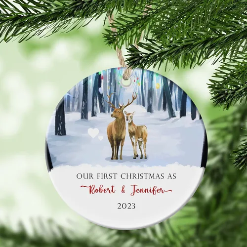 Vista 2 de Adorno de Navidad personalizado con nombre y fecha, adorno de nuestra primera Navidad como el señor y la señora 2023, adorno de Navidad de recuerdo