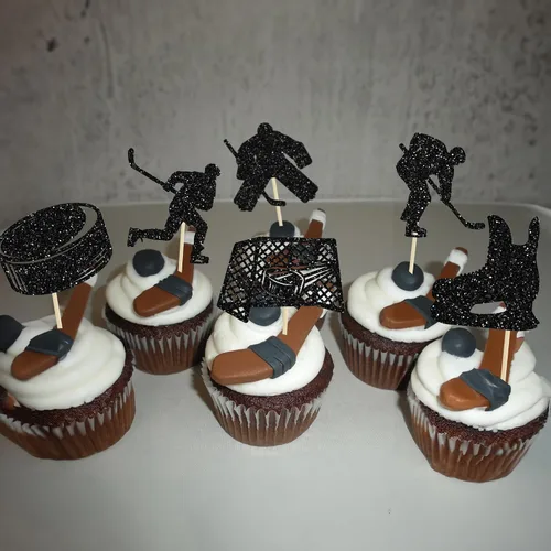 Vista 5 de Gyufise 24 adornos de hockey para cupcakes con purpurina negra, jugadores de hockey con purpurina, selecciones de cupcakes, hockey sobre hielo