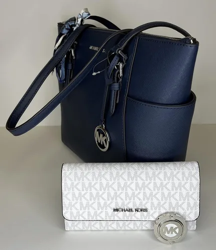 Vista 5 de Michael Kors Charlotte Bolso grande con cremallera y gancho triple a juego azul marinoSignature MK blanco brillante NavySignature Mk Bright White