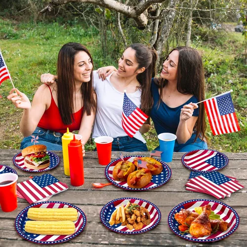 Vista 8 de QZYL 150 piezas de suministros para fiesta del 4 de julio, sirve 50 platos de papel y servilletas de papel con la bandera americana, decoraciones