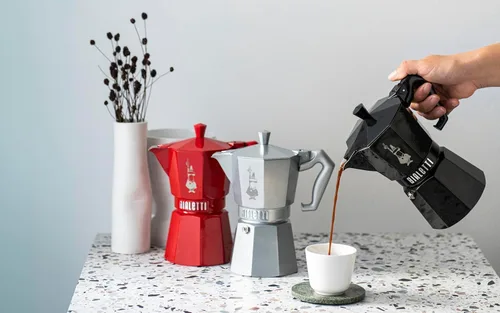 Vista 4 de Bialetti Moka Exclusiva Italiana Roja para 3 Tazas, Fuego Directo (Cafetera, Cafetera de Espresso, Makinetta)