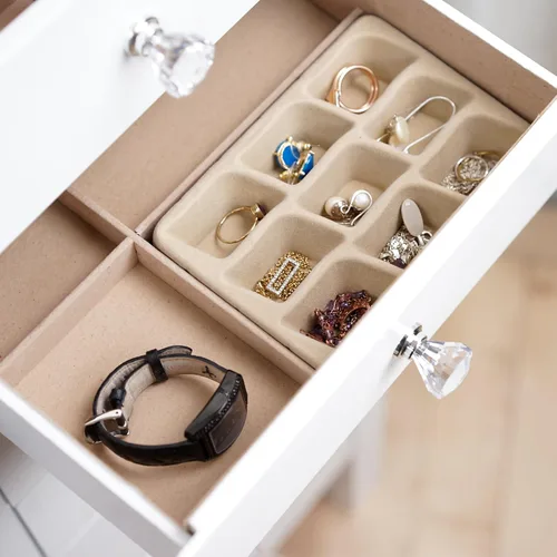 Vista 4 de Hives and Honey Kimberly Jewelry Armoire - Organizador de almacenamiento blanco moderno con cajones divididos y ganchos para collares, diseño