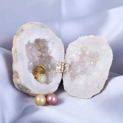 Vista 2 de Pasbas caja de anillo de cristal Geoda 100 natural racimo de cristal recubierto de titanio soporte de anillo de cuarzo para propuesta compromiso