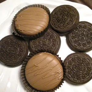 Vista 2 de Galletas Oreo bañadas en chocolate oscuro y con leche, de Philadelphia Candies