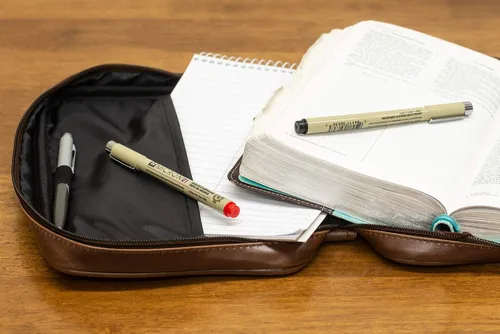 Vista 2 de Funda de piel envejecida para Biblia con bolsillo con cremallera y asa