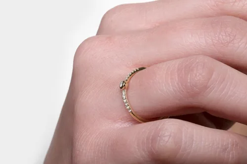Vista 6 de Elegant Jewel Box - Anillo de esmeralda para mujer en oro macizo de 9k, 14k y 18k, delicado anillo de diamantes, diminuta banda de esmeralda