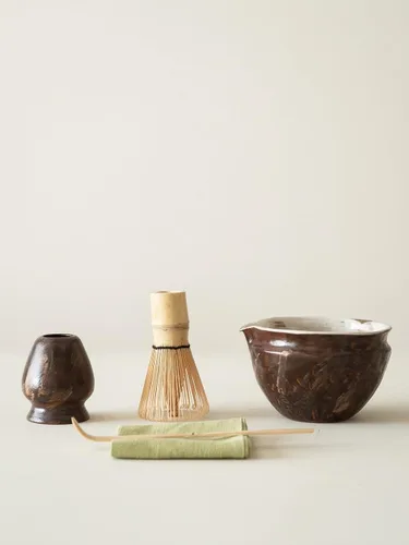 Vista 6 de Juego de 6 piezas para batidor de Matcha japonés con cuenco de cerámica Wabi-Sabi hecho a mano (Chawan), Chasen de bambú, soporte para batidor