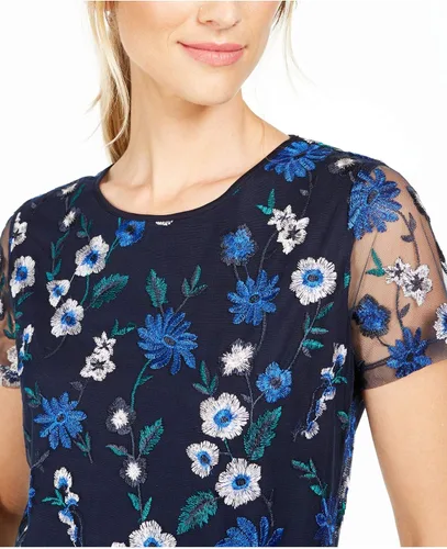 Vista 3 de Calvin Klein Blusa floral bordada para mujer Petites Navy PL, Azul marino