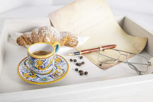 Vista 5 de Fima ThatsArte.com - Taza de café espresso italiana de cerámica y platillo Raffaellesco, Deruta - Pintado a mano, taza de café hecha a mano Made in