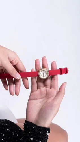 Vista 5 de GUESS Reloj para mujer de 0.984in, correa roja, esfera blanca, caja dorada, Rojo