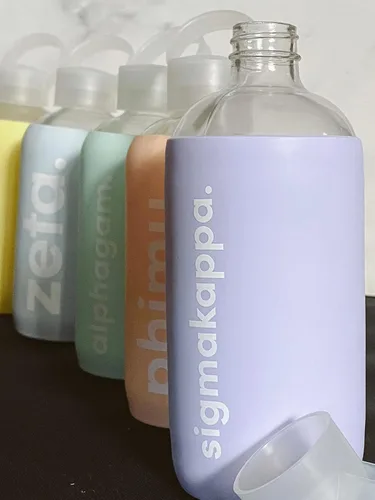 Vista 4 de Sorority Shop Pi Beta Phi - Botella de agua de vidrio con funda de silicona, botella de agua de 16 onzas, botella de agua de vidrio reutilizable