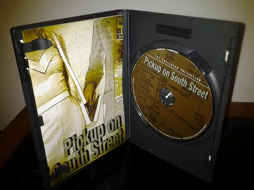 Vista 2 de Pickup on South Street (The Criterion Collection)