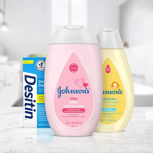 Vista 2 de Johnson's First Touch Baby Essentials Set de regalo con gel de baño y champú, loción corporal y crema de óxido de zinc para la piel delicada