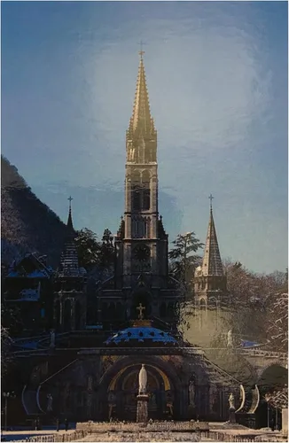 Vista 2 de Fuente de agua bendita Lourdes que representa las apariciones de Lourdes, con Santa Bernardita arrodillada a Nuestra Señora de Lourdes (3035) por