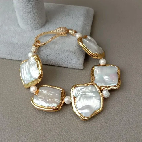 Vista 3 de Pulsera de perlas Keshi cuadradas blancas chapadas en oro #10868
