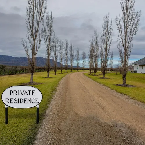 Vista 4 de Montague Metal Products Letrero de residencia privada – Placa de metal ovalada blanca y negra con estacas para césped, 10 x 18 pulgadas, letrero