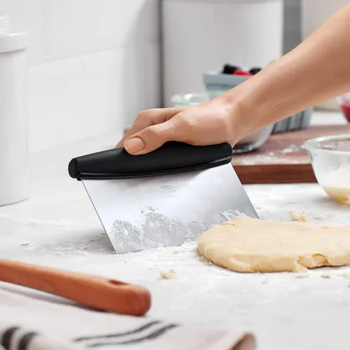 Vista 8 de OXO Good Grips Stainless Steel Multi-Purpose Scraper & Chopper, Dough Cutter for Pizza, Bread and Cookie Dough, Multi-Purpose Vegetable Chopper