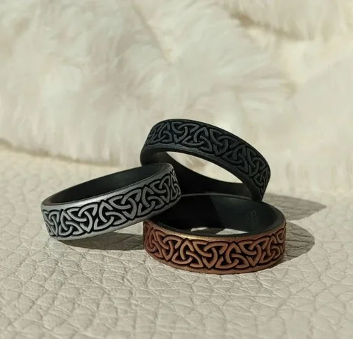 Vista 2 de Knot Theory Anillo de silicona Trinity and Celtic para hombres y mujeres, doble capa grabada, transpirable, ajuste cómodo, anillo de boda de goma