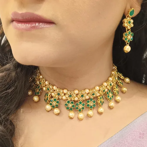 Vista 3 de Efulgenz Faux Kundan Pearl Choker Sets for Women Indian Jewelry Crystal Kundan Necklace Crystal Floral Necklace Earrings Maang Tikka Head Chain