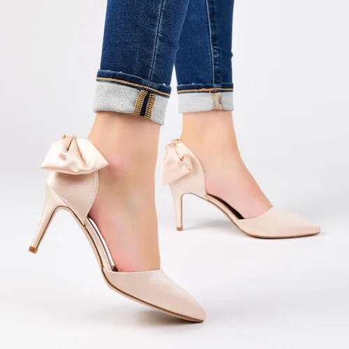 Vista 6 de Journee Collection Zapatos de tacón D'Orsay con punta de lazo para mujer