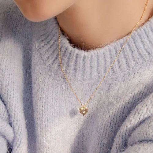 Vista 2 de Cowlyn Collar con colgante de corazón de amor, cadena de perlas chapada en oro de 14 quilates, gargantilla de doble capa, colgante de barra