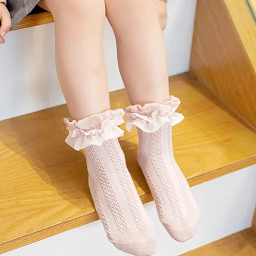 Vista 2 de Colorful Childhood Calcetines de encaje con volantes y ojales para bebés y niñas pequeñas, calcetines cortos de doble encaje para recién nacidosbebés