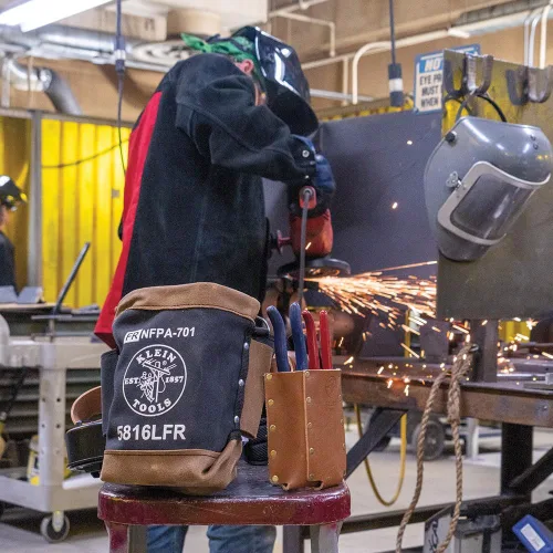 Vista 9 de Klein Tools 5816LFR Bolsa de pernos resistente a la llama para almacenamiento de herramientas con borde reforzado de cuero e parte inferior