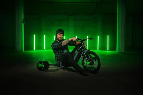Vista 2 de Huffy Triciciclo eléctrico verde de 36 V, hasta 15 MPH, a partir de 14 años