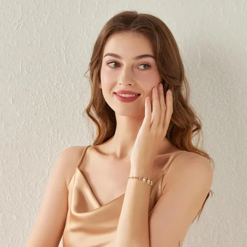 Vista 2 de FIORICASA Pulsera de trébol de cuatro hojas para mujer, chapada en oro de 18 quilates, pulsera ajustable
