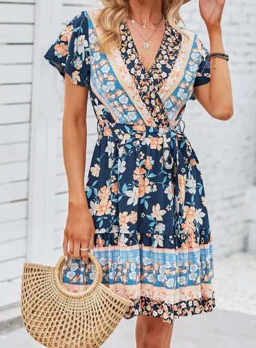 Vista 6 de ZESICA - Vestido corto con cuello en V cruzado para mujer, estampado floral bohemio, con vuelos, acampanado, vestido de verano 2024 para la playa