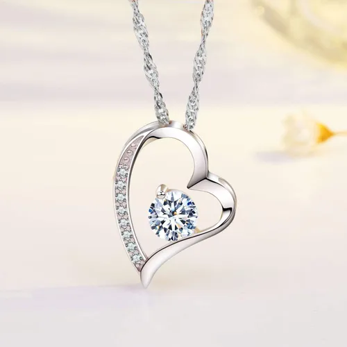Vista 3 de Collar con corazón colgante de plata de ley y chapado de oro blanco de 14K