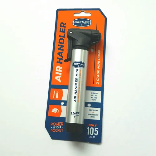 Vista 2 de Mini bomba de bicicleta con manipulador de aire de la marca BIKETUBE – Diseño de dos etapas con barril de aluminio – Compatible con válvulas Presta