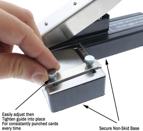 Vista 6 de Perforadora de ranura de identificación estilo grapadora resistente (rectángulo), con guías ajustables y base antideslizante para PVC, plástico