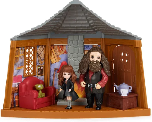 Vista 4 de Wizarding World, juego de Harry Potter, Hagrid's Hut, con 2 figuras y 9 accesorios para muñecas