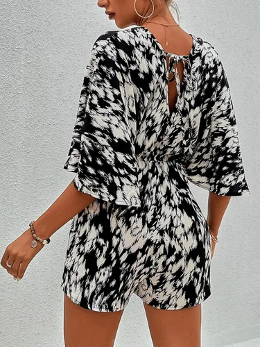 Vista 2 de MakeMeChic Enterizo de verano para mujer, estampado completo, manga acampanada, cuello en V, lazo en la espalda, overol corto