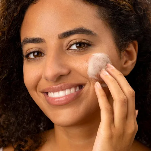 Vista 6 de Medik8 Surface Radiance Cleanse AHA and BHA Limpiador facial diario - Exfoliante, suave espuma facial - Limpiador facial antienvejecimiento - 5.0