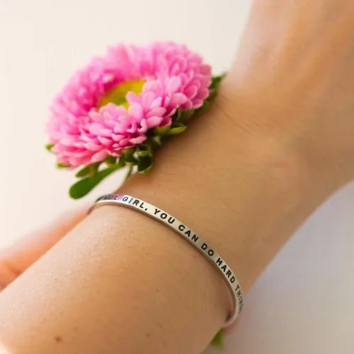 Vista 5 de MantraBand Pulseras Pulsera de mantra ajustable grabada inspiradora Color plateado Regalos para mujeres