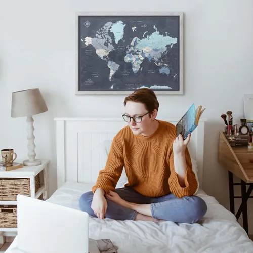 Vista 4 de Mapa de pared del mundo con alfileres - Mapa enmarcado con alfileres para el seguimiento y planificación de viajes - Inspirador más de 120 destinos