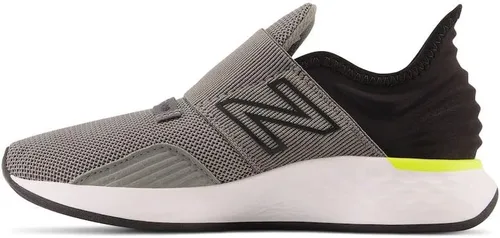 Vista 28 de New Balance Tenis unisex para bebé Fresh Foam Roav V1 sin cordones Aluminio ligero y negro.