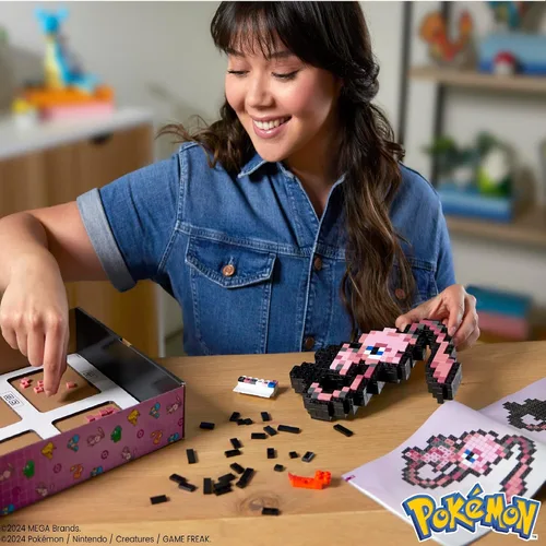 Vista 2 de MEGA Pokemon Mew - Juego de construcción de 434 piezas con 1 figura de acción retro pixelada para decoración de pared o mesa, HWR80