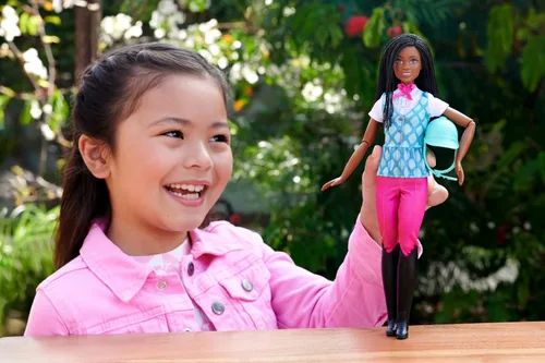 Vista 2 de Muñeca “Brooklyn” de Barbie y accesorios de Barbie Misterios: La Gran Persecución de Caballos, incluye muñeca de moda, atuendo de equitación