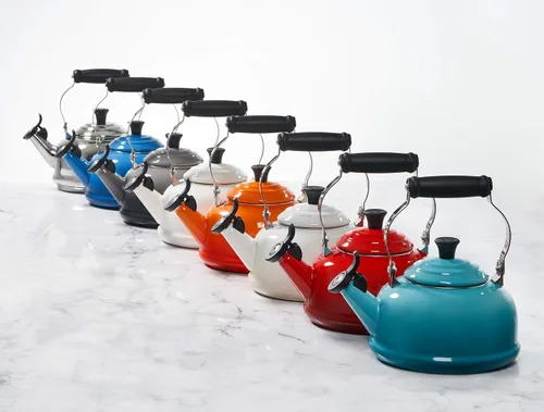 Vista 6 de Le Creuset Tetera silbante de acero esmaltado, 1.7 cuartos de galón, color cereza
